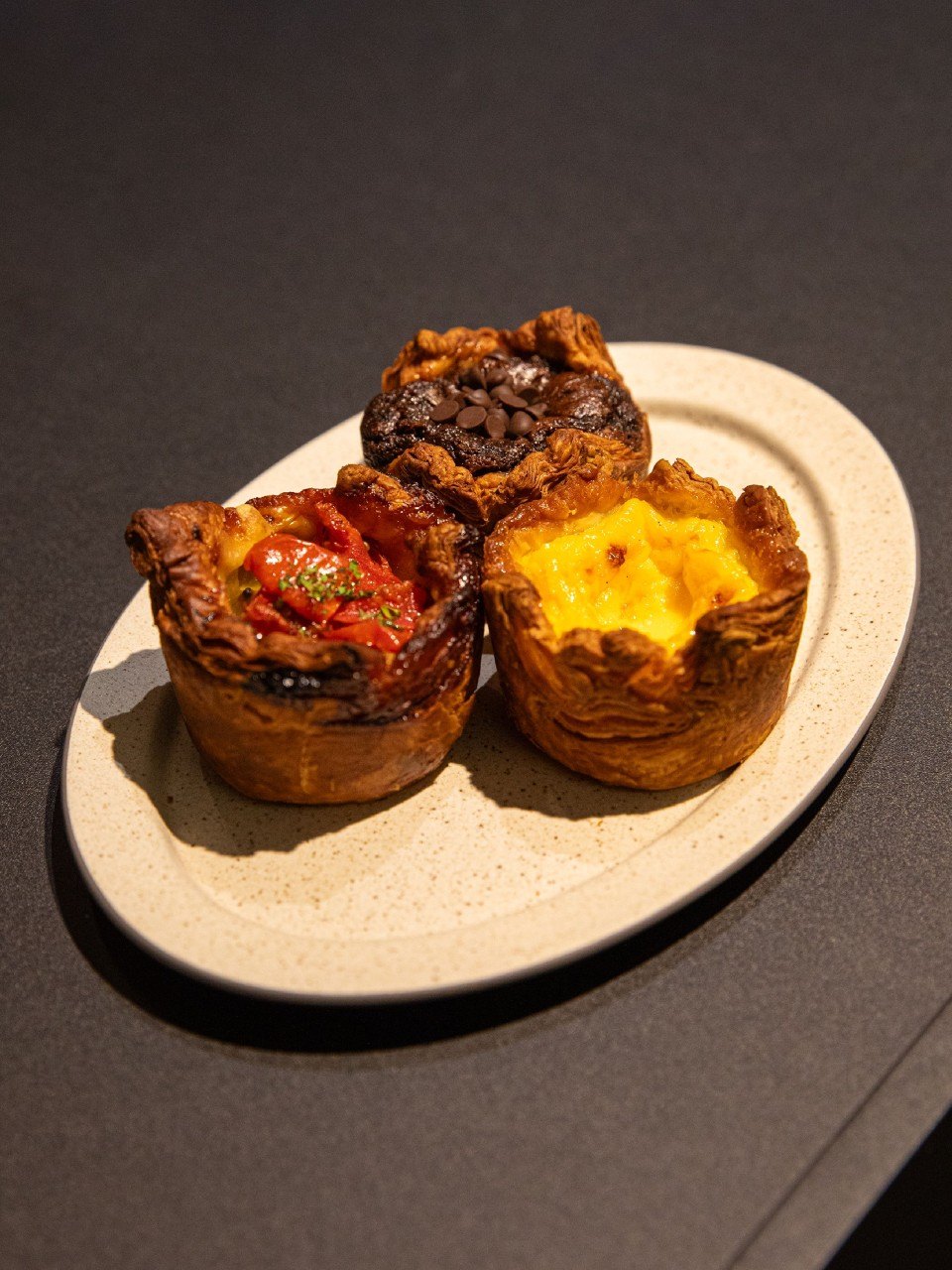 접시에 담긴 렛잇비 타르트 세 종 — 초코, 비프토마토, 에그